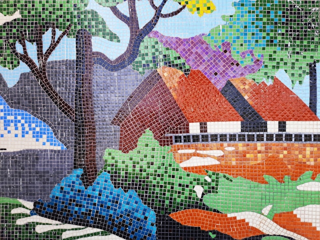 Et rødt hus laget med mosaikk kunst